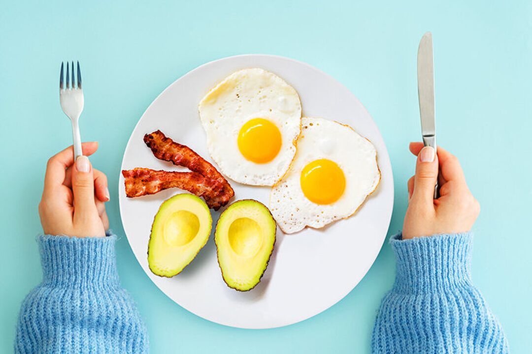 La colazione perfetta nel menu della dieta cheto uova con pancetta e avocado
