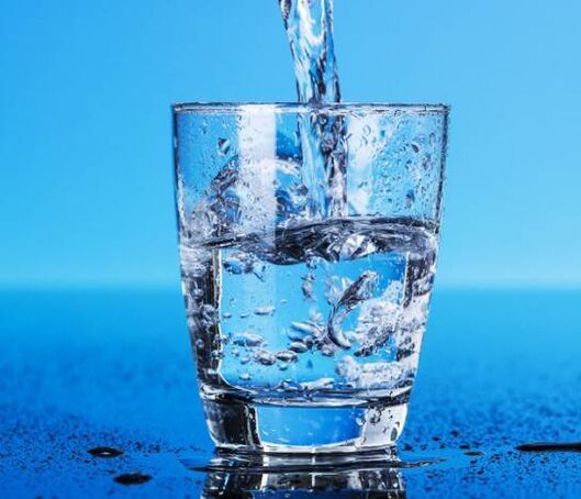 L'acqua potabile è la regola principale per perdere peso in una settimana
