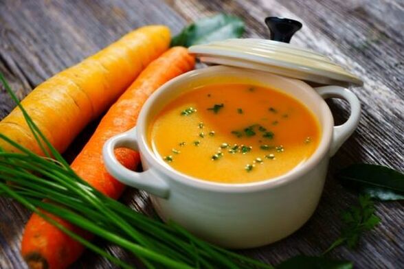 Purea di zuppa di patate e carote nel menu di una dieta moderata per la gastrite